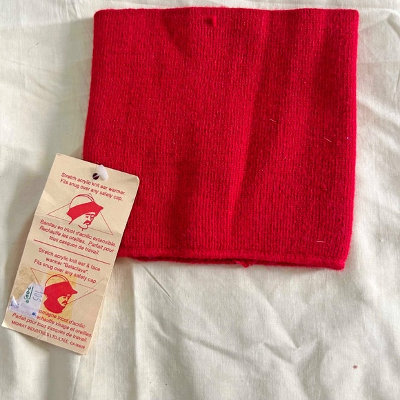 NECK WARMER, KNITTED, RED, ONE SIZE, TAGS ON, NEVER WORN - Picture 2 of 2